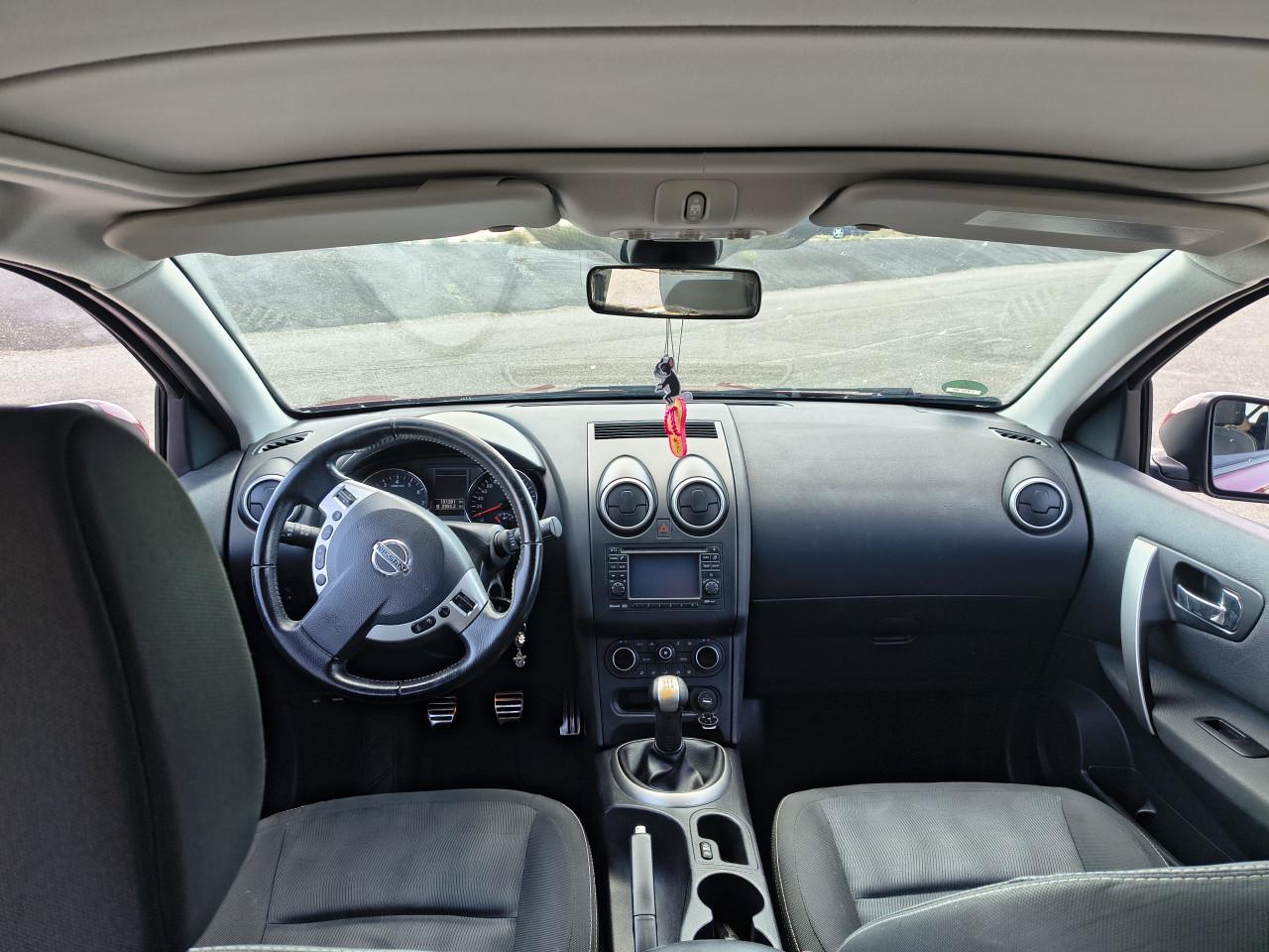 Nissan Qashqai cherry rood.