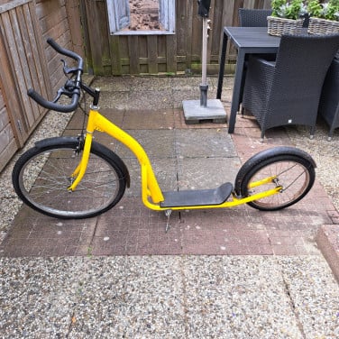 Kickbike, geel met velgremmen en standaard
