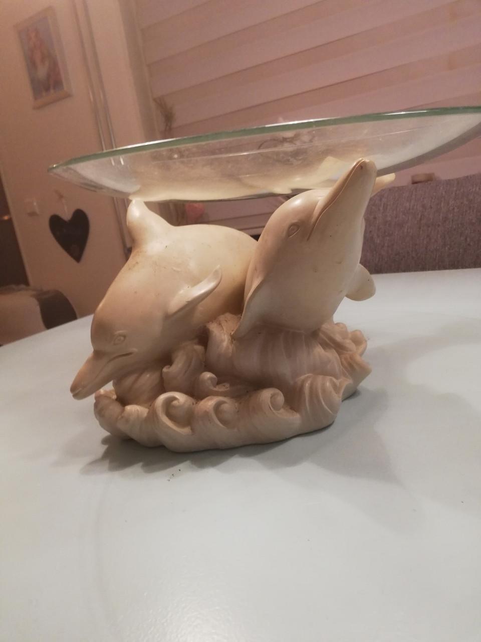 2 dolfijnen die dienen als een fruitschaal met een glazen schaal