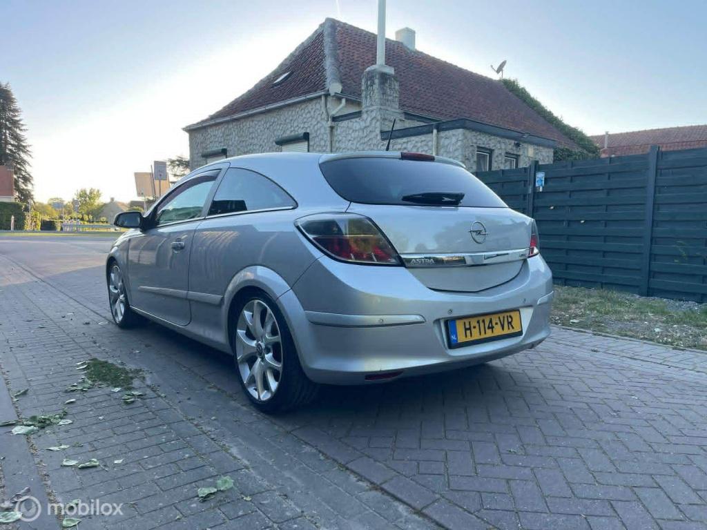 Opel Astra gtc 1.6 executive grote beurt gehad