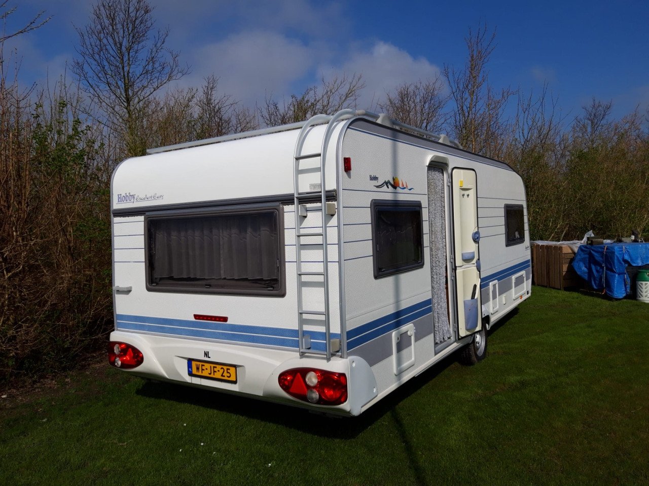 Caravan met voortent