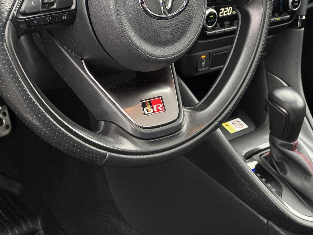 Toyota Yaris 1.5 hybrid gr sport premium pack, nl-auto!