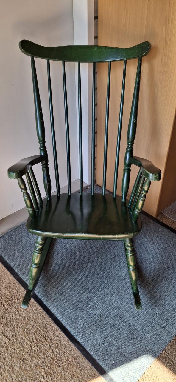 Klassieke houten vintage Windsor-stijl schommelstoel diepgroen