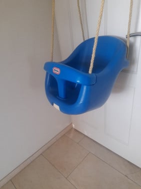 Baby schommel van little tikes met gordel ( in goede staat )