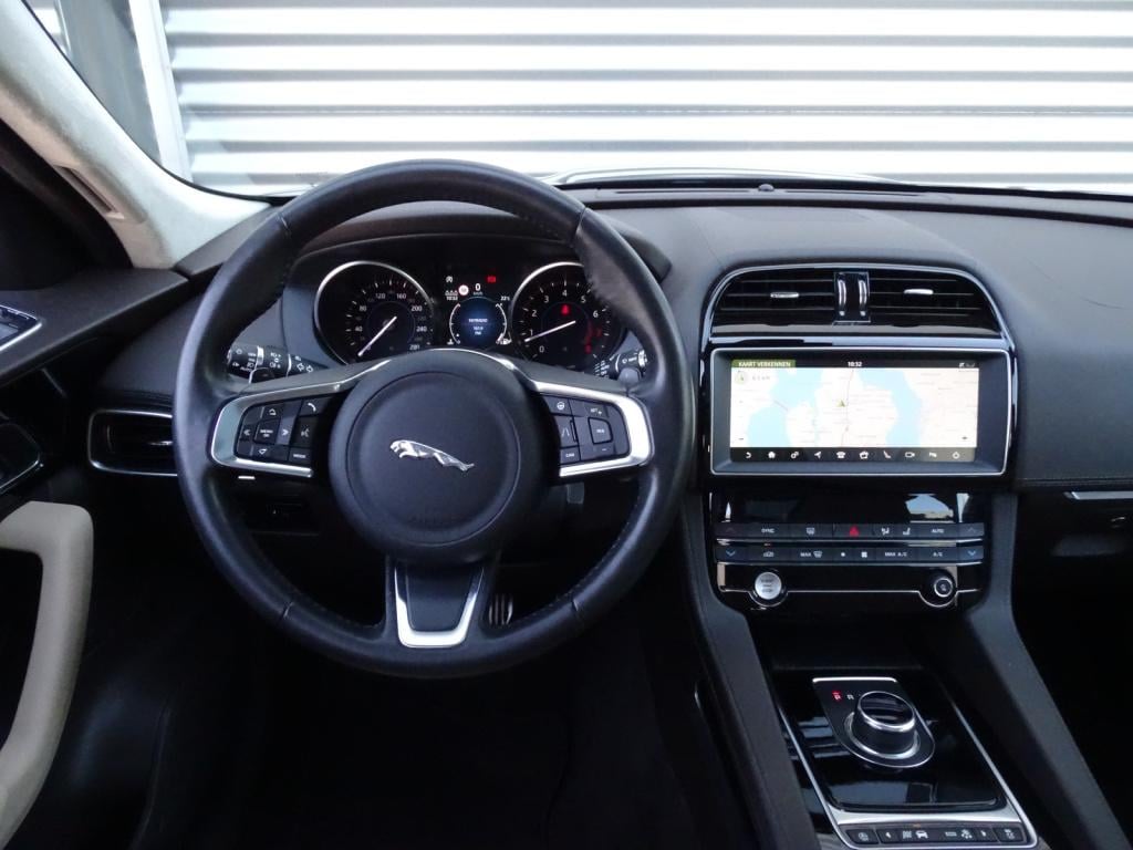 Jaguar F-pace 2.0t awd portfolio | leder | pano | trekhaak