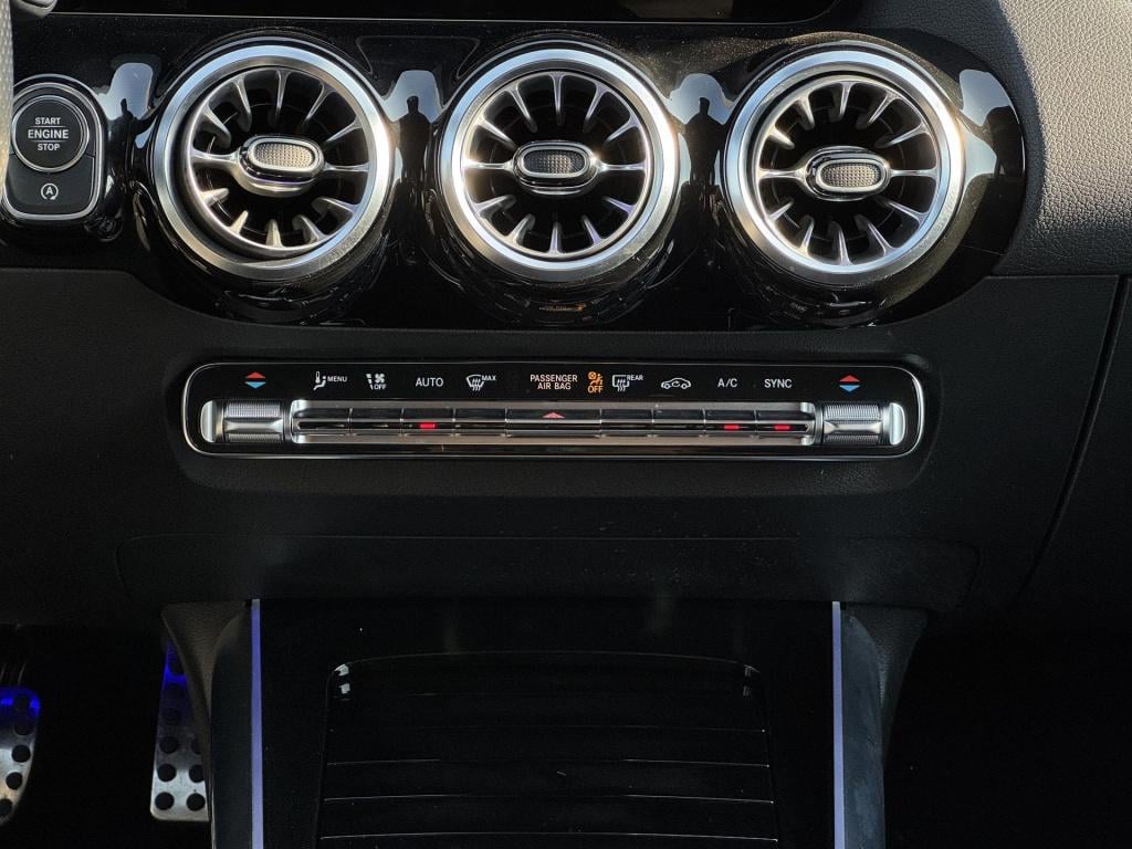 Mercedes-Benz Gla-klasse 180 amg line nl-auto, trekhaak afneembaar np. €60.