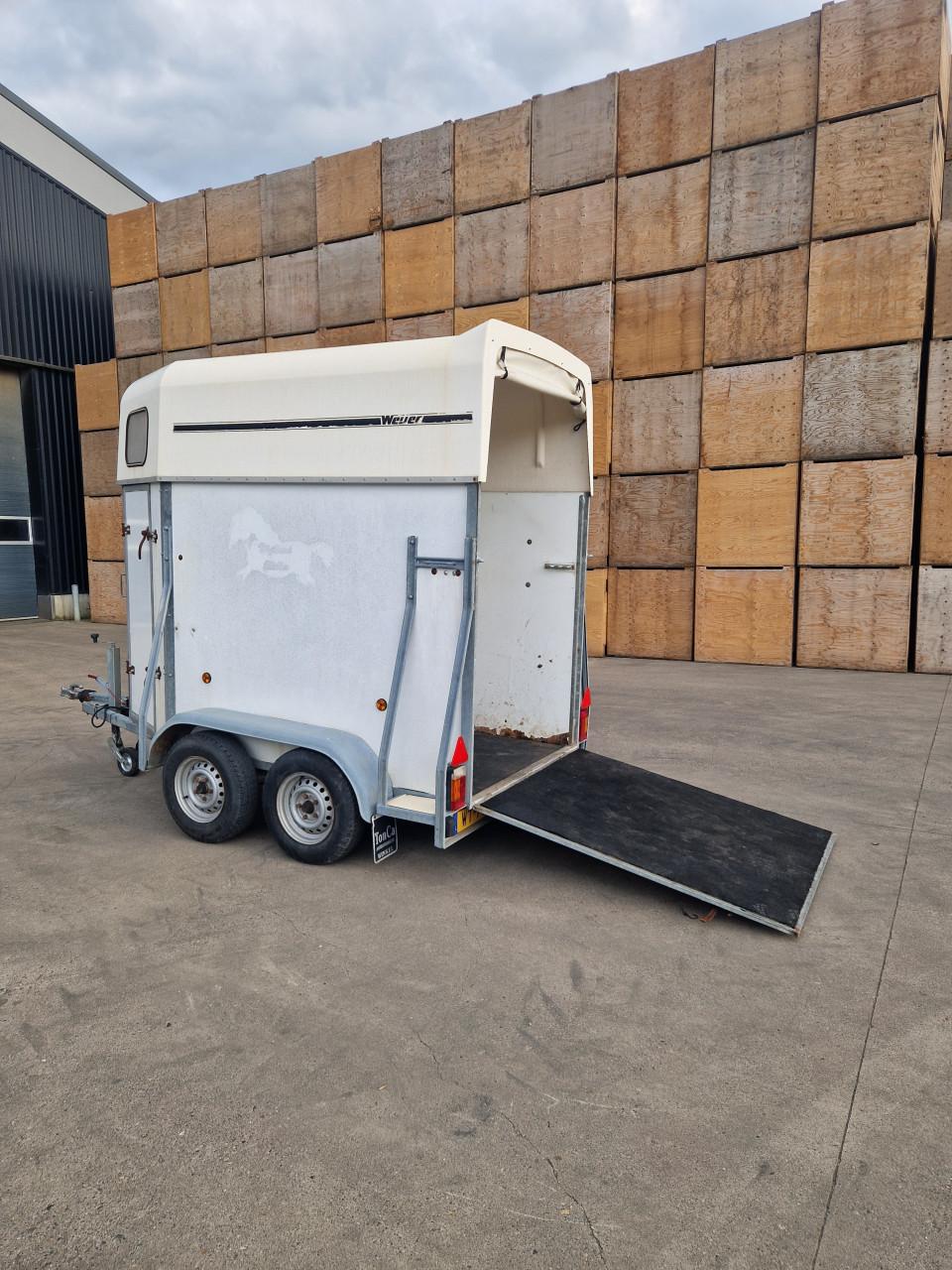 Paardentrailer weijer