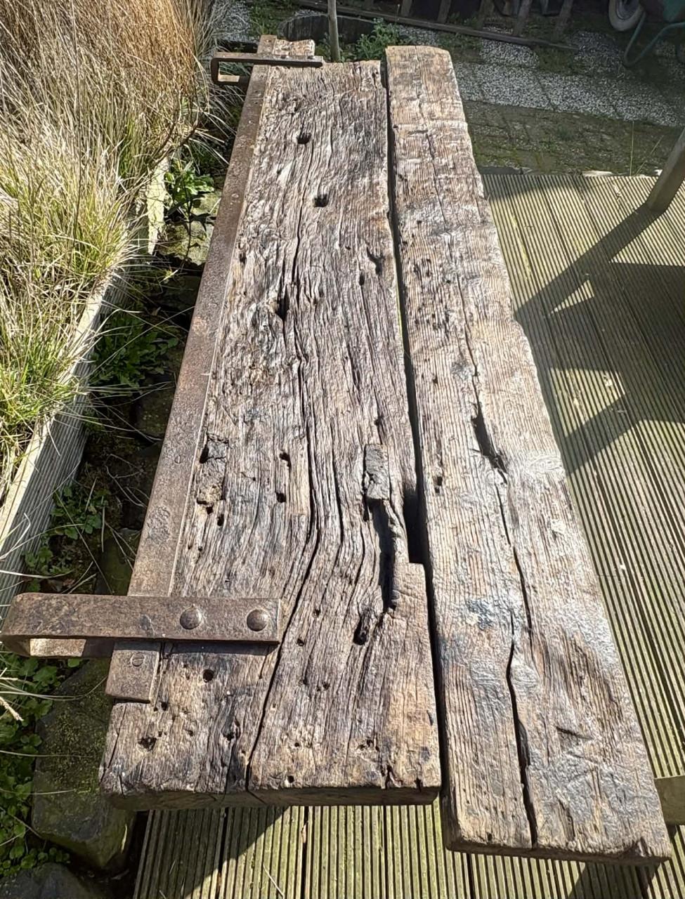 Oude gerestaureerde werkbank