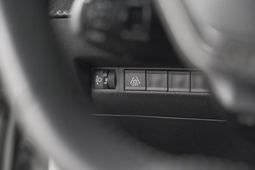 Peugeot 2008 puretech 130 eat8 allure pack | camera | parkeersensoren | key
