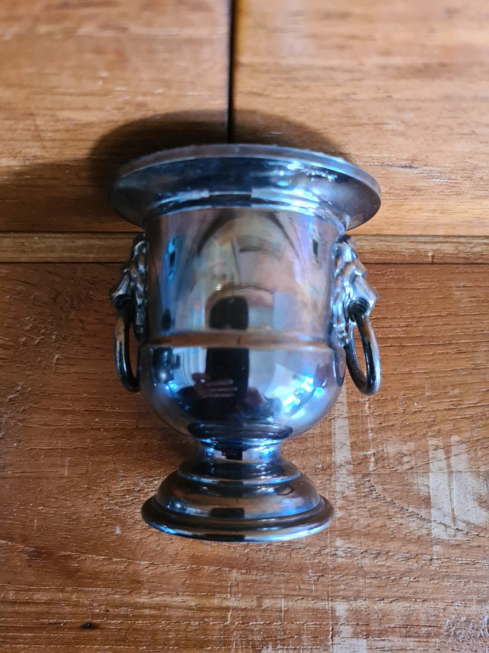 Een zilveren lepelvaasje of mini wijnkoeler van Viners of Sheffield