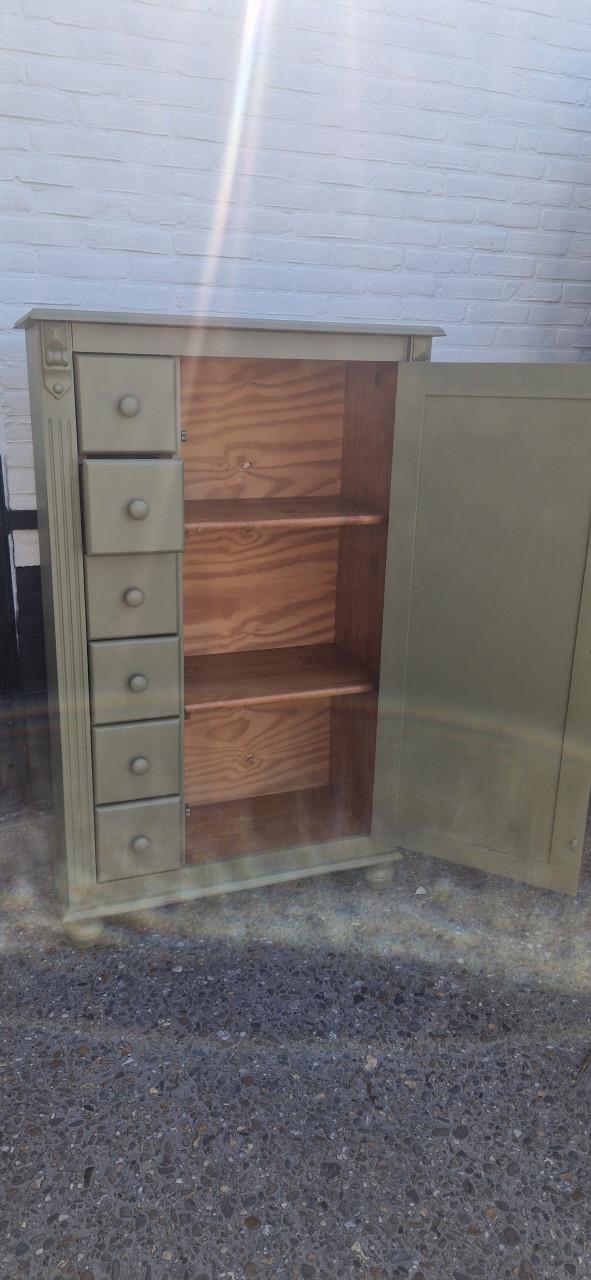 Leuke kast in trendy kleur