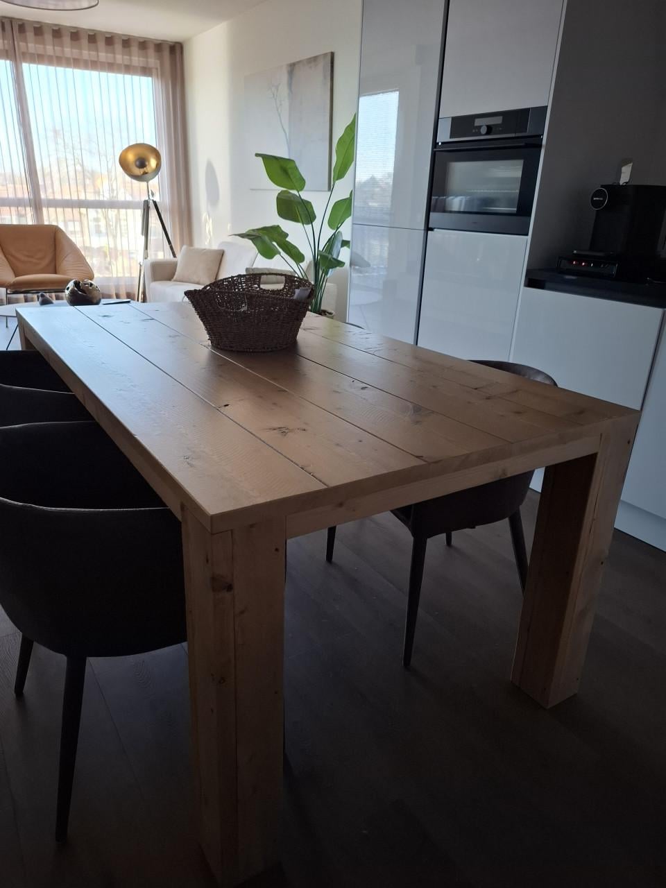 Steigerhouten eettafel met vier bijpassende stoelen