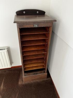 Antiek roldeur kastje