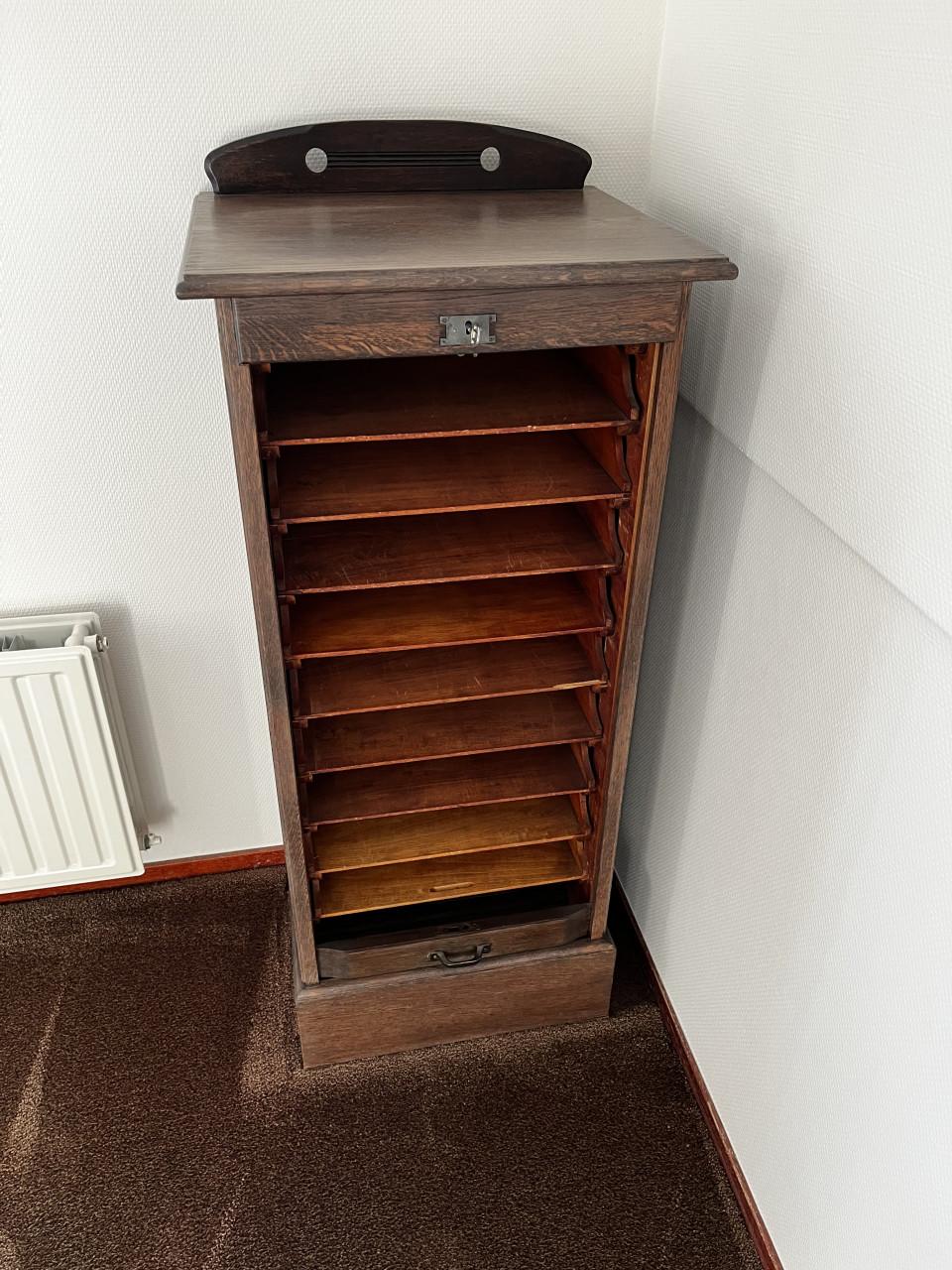 Antiek roldeur kastje