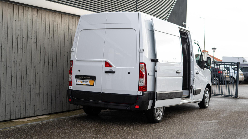 Renault Master t35 2.3 dci 135 l2h2 comfort | camera | vloerplaat | navigat