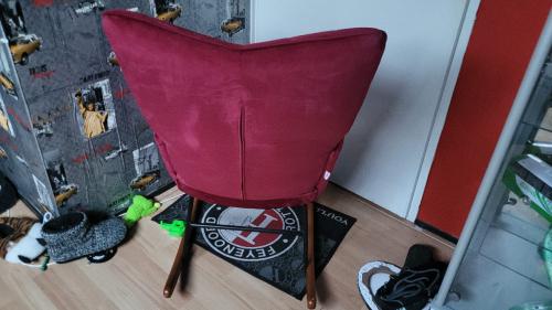 Mooie rood kleurige schommelstoel