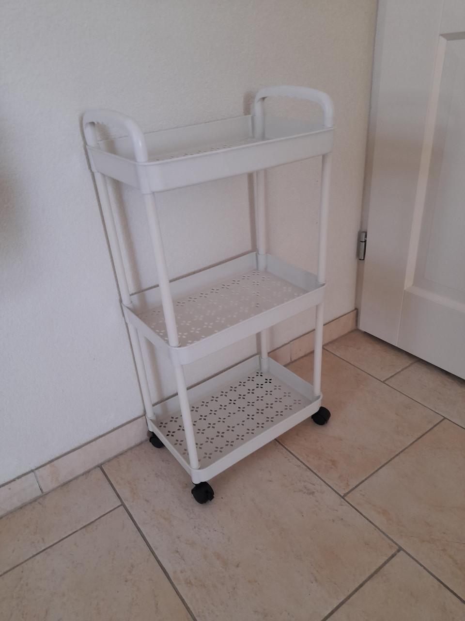 Kleine trolley  34 x 22 x 70 (in goede staat )  Materiaal ; Plastic