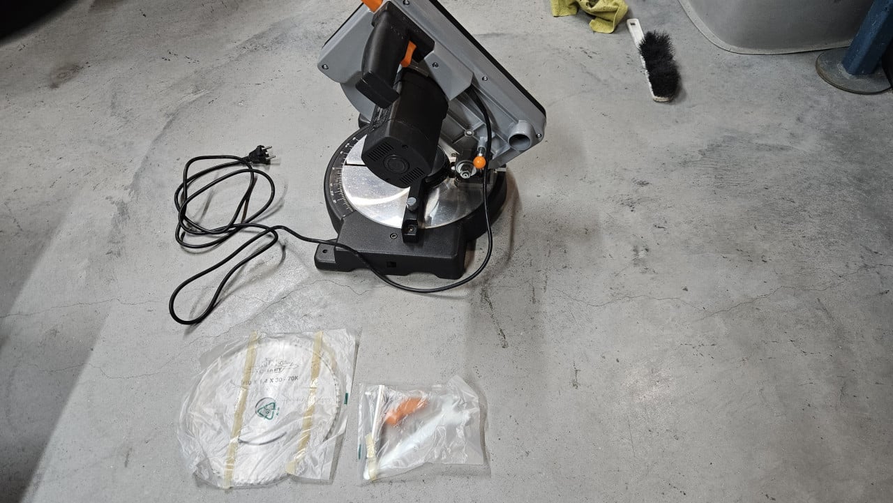 Afkort zaag CRAFT KGS-1050 met extra toebehoren