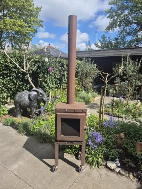 Reny Tuinhaard van cortenstaal op wielen