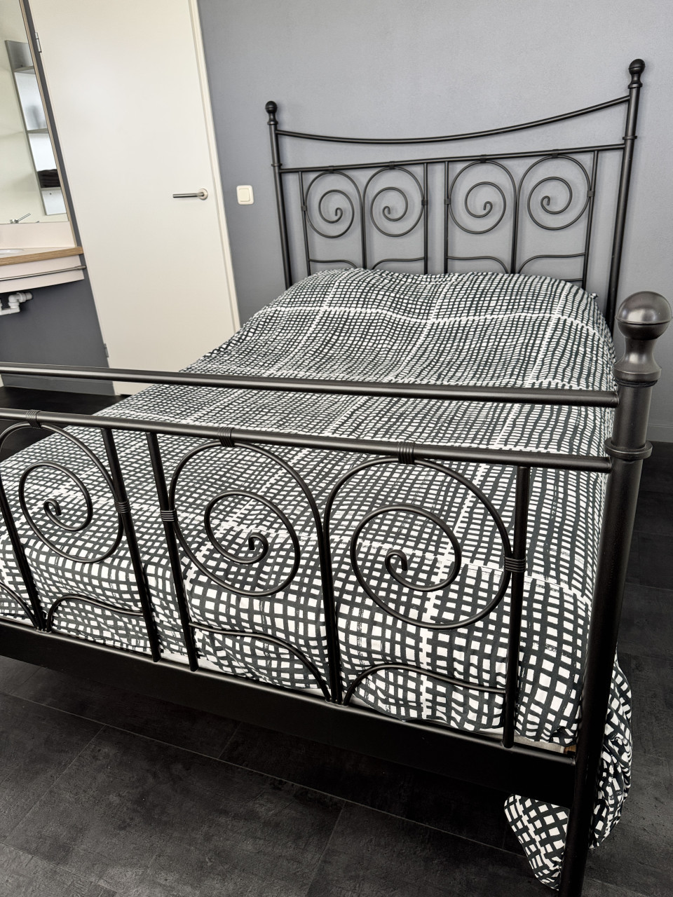 Te koop Bedframe metaal 140x200 met lattenbodems en IKEA matras