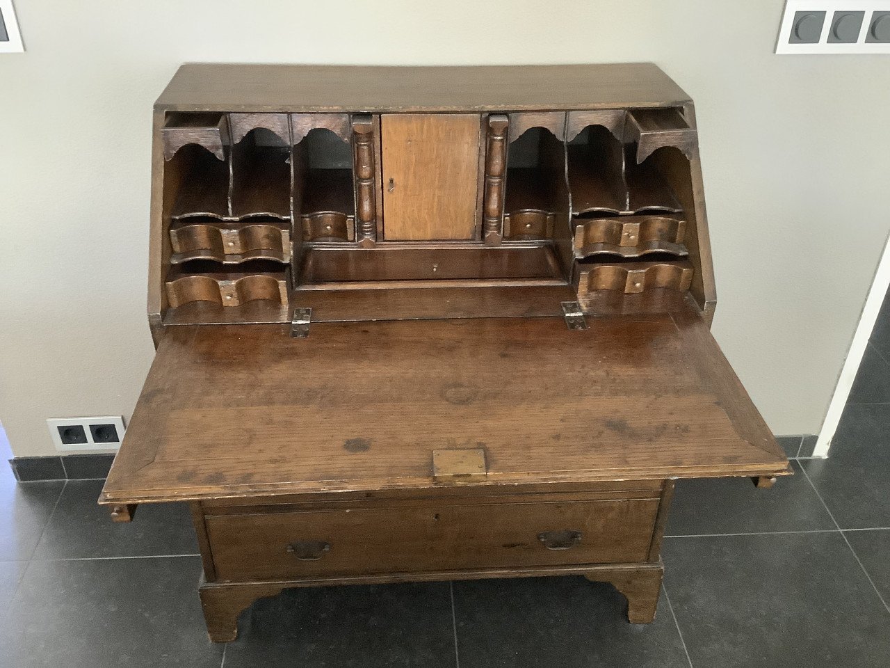Secretaire, oud. Veel verborgen opruim vakjes!