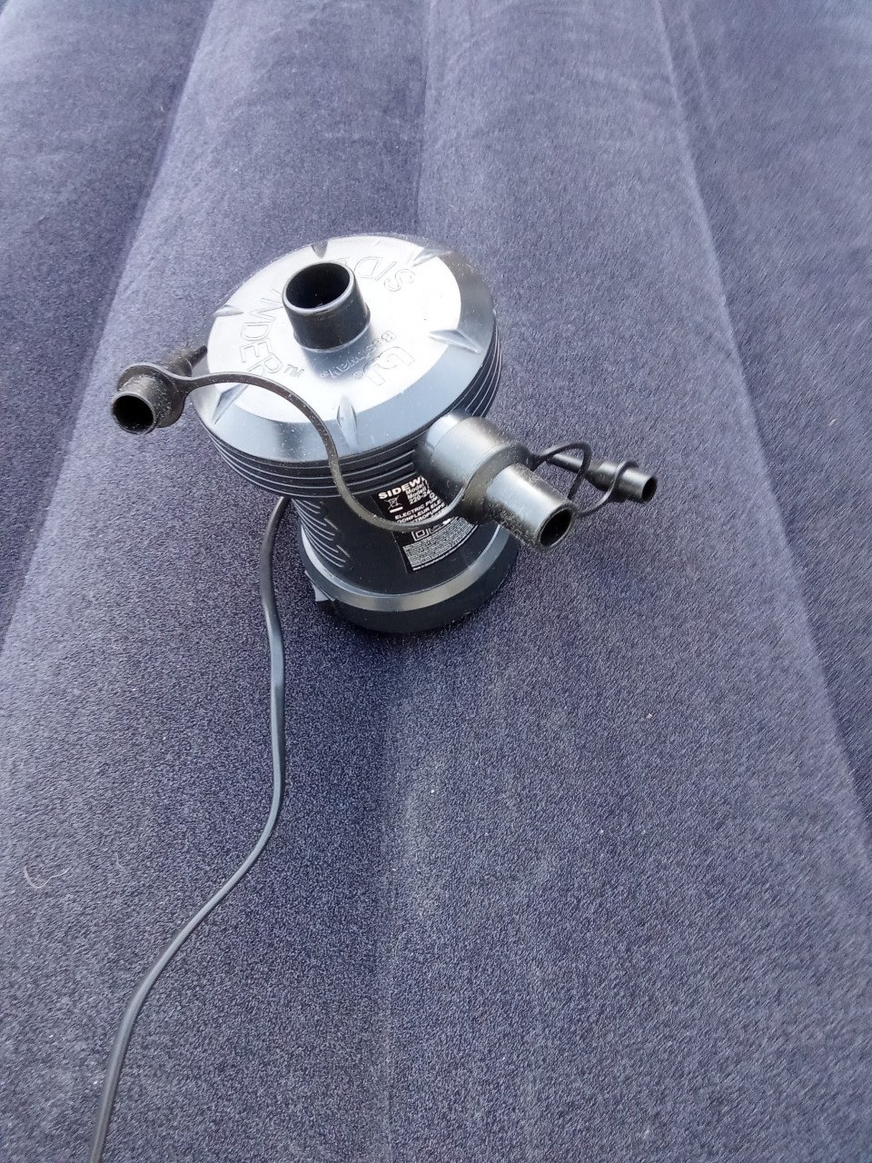 2 persoons luchtbed 140 x 200 met pomp ongeveer 35 hoog