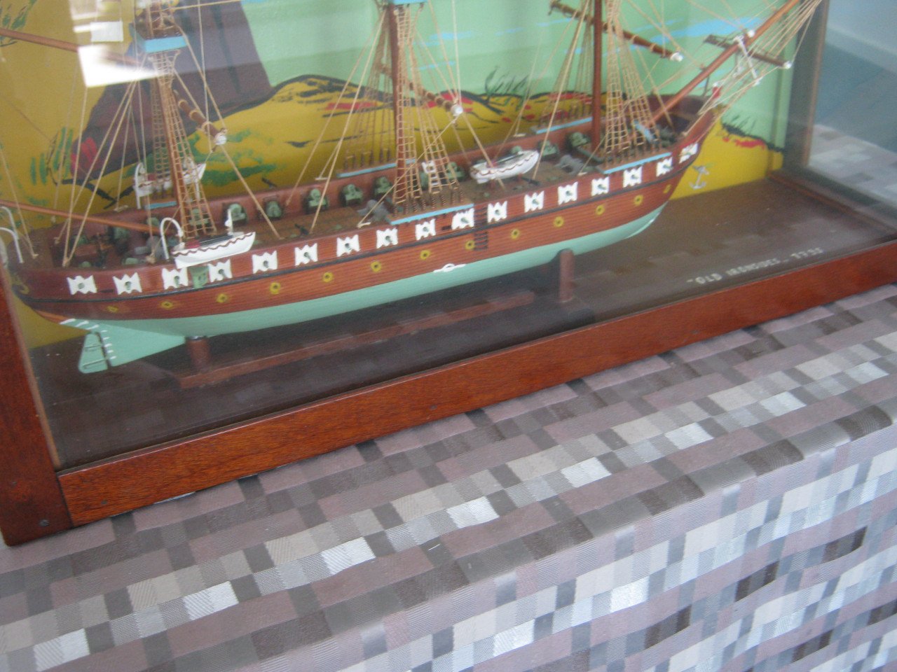 Scheepsmodel in vitrine.