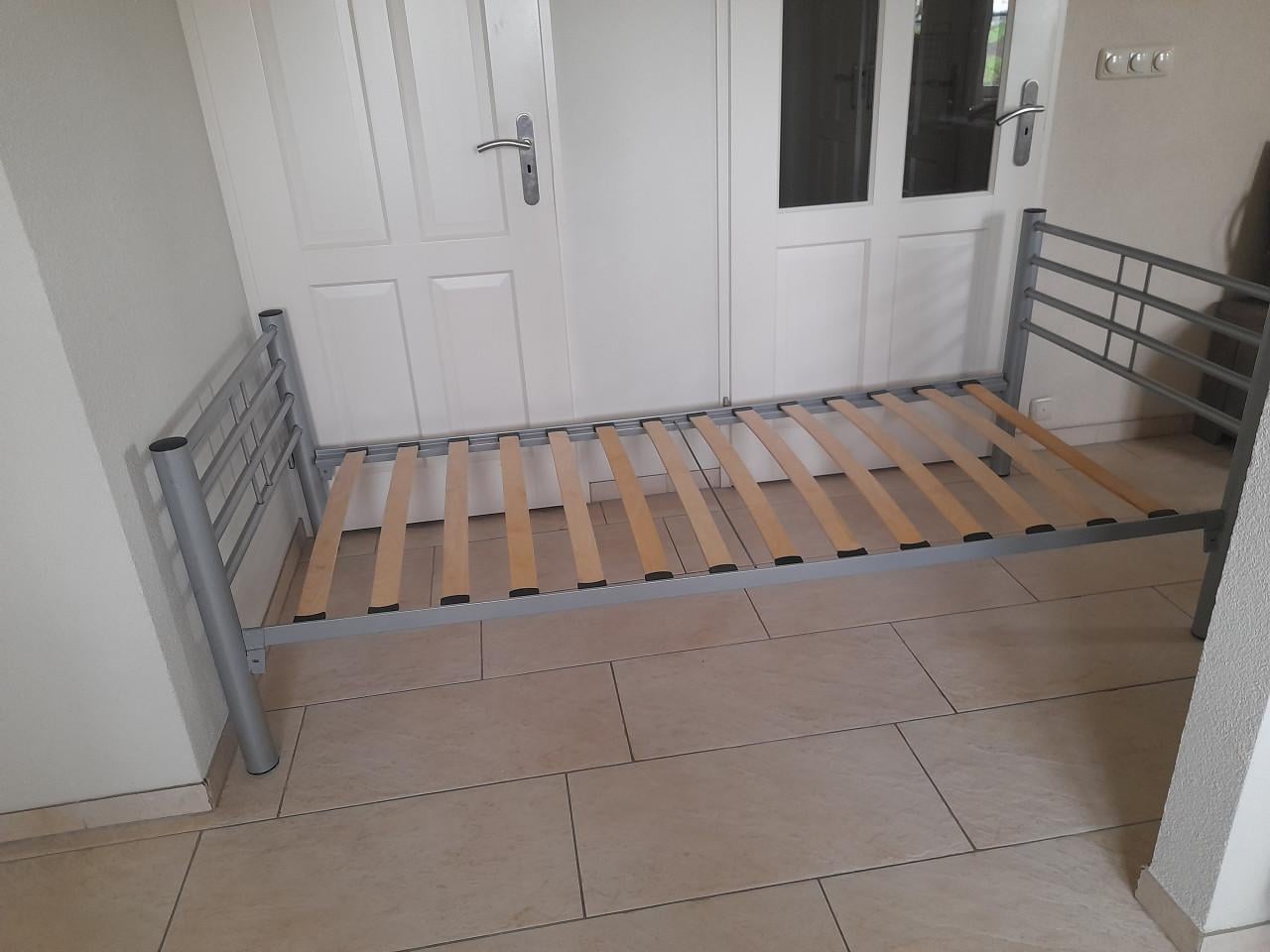 Metalen bed 90 x 200 ( in goede staat )