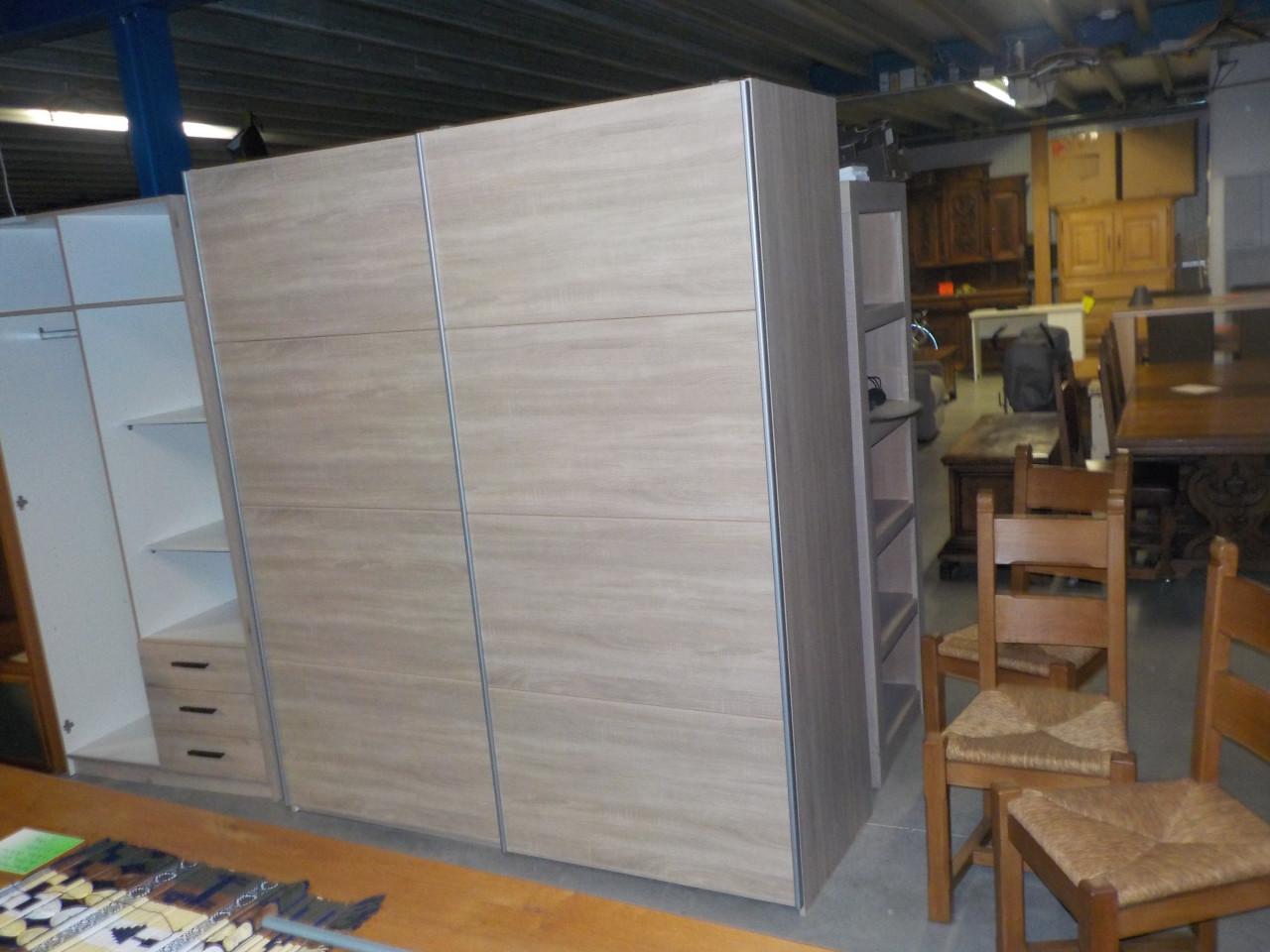 Mooie kwaliteit  kleerkast met 2 schuifdeuren in zeer goede staat