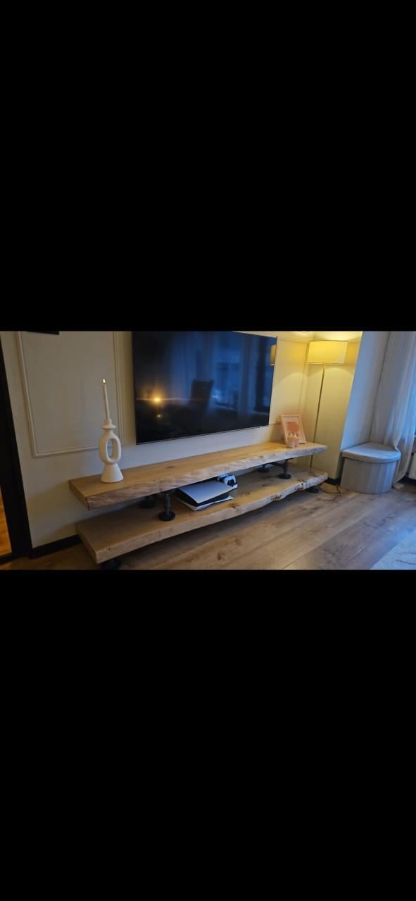 Industrieel Tv-meubel van massief hout – multifunctioneel