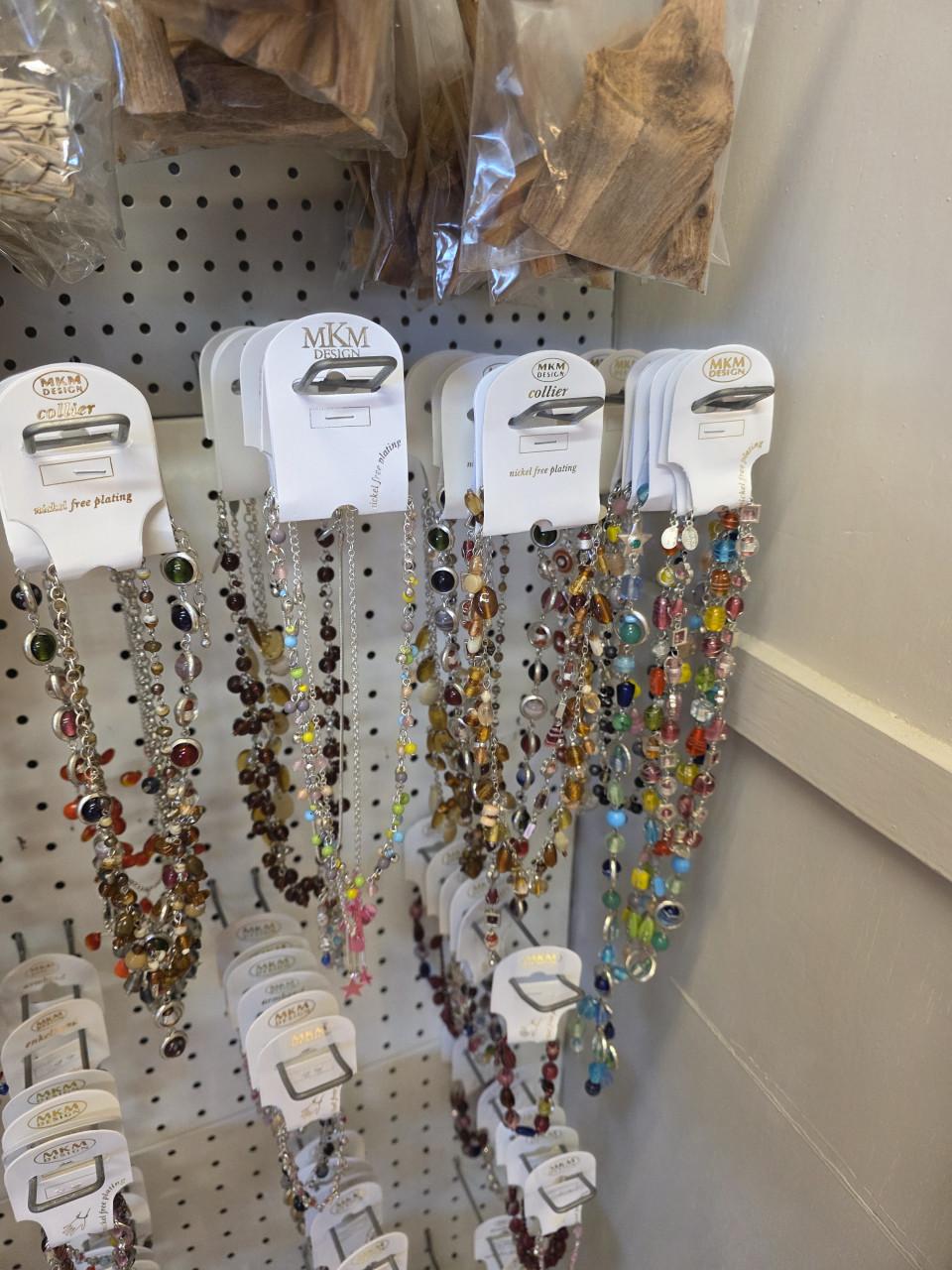 Partij  armbanden en  ketting