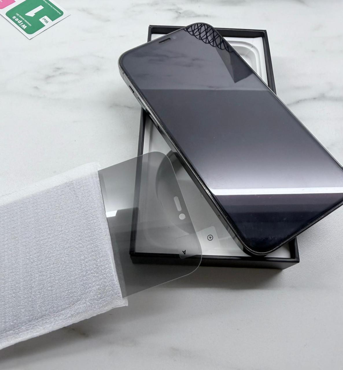 Een hele nette krasvrij! Iphone Apple 12 Pro - 256GB - Accessoires