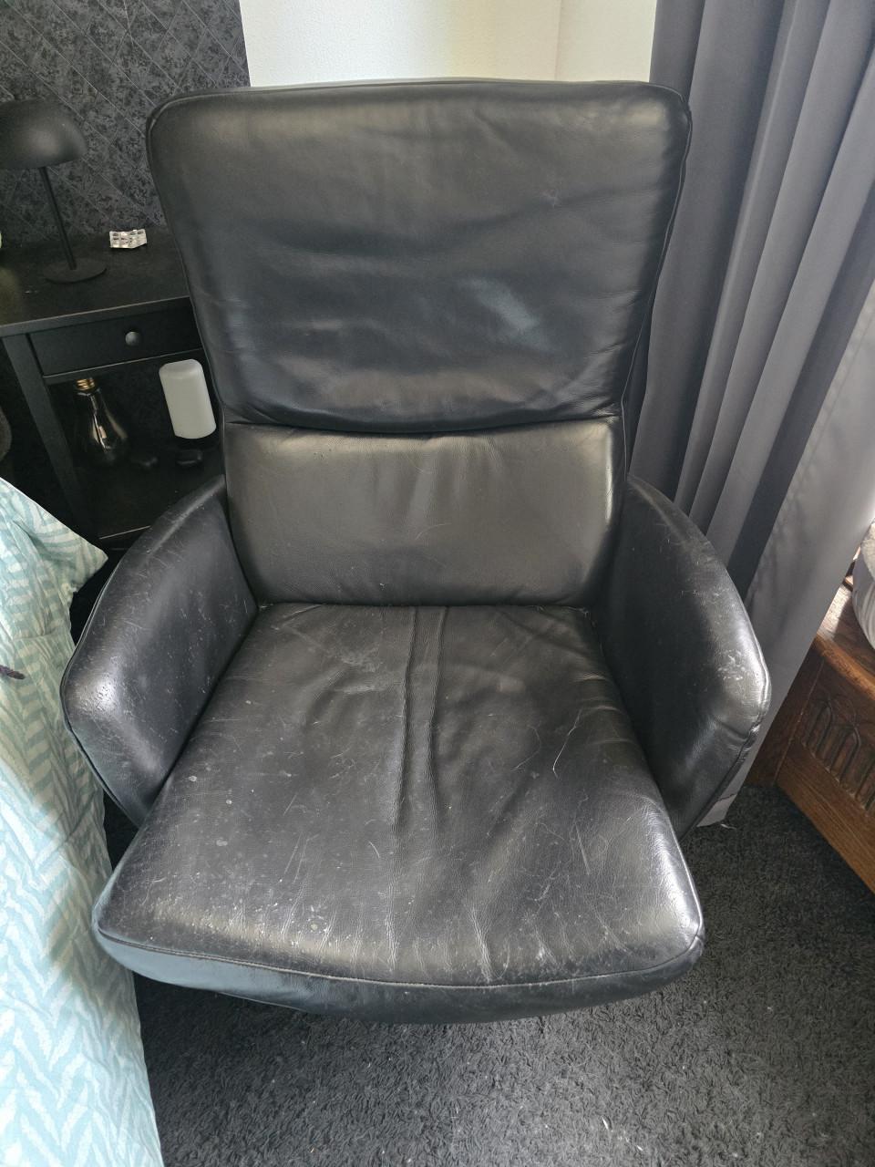 Zwarte leren eetkamerstoelen en fauteuil met poef