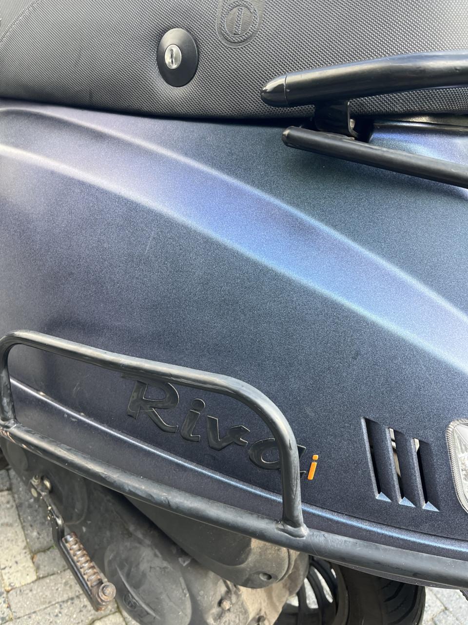 Te koop: blauwe metallic BTC Riva scooter