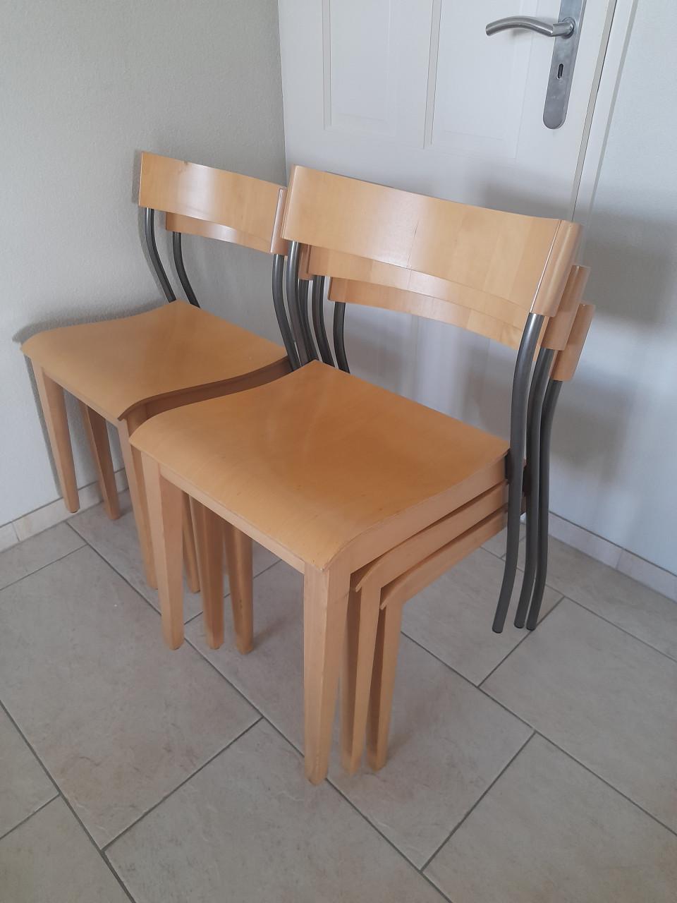 5 stapelbare stoelen ( in goede staat )