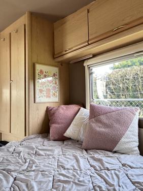 Frisse caravan SPRITE EK390 compleet met voortent en luifel