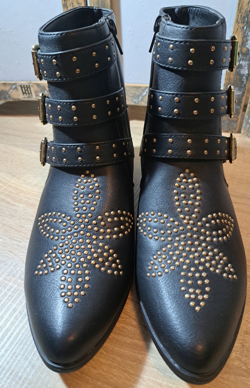 Diverse nog mooie (z.g.a.n. en nieuwe) schoenen, gypmen, laarzen enz.