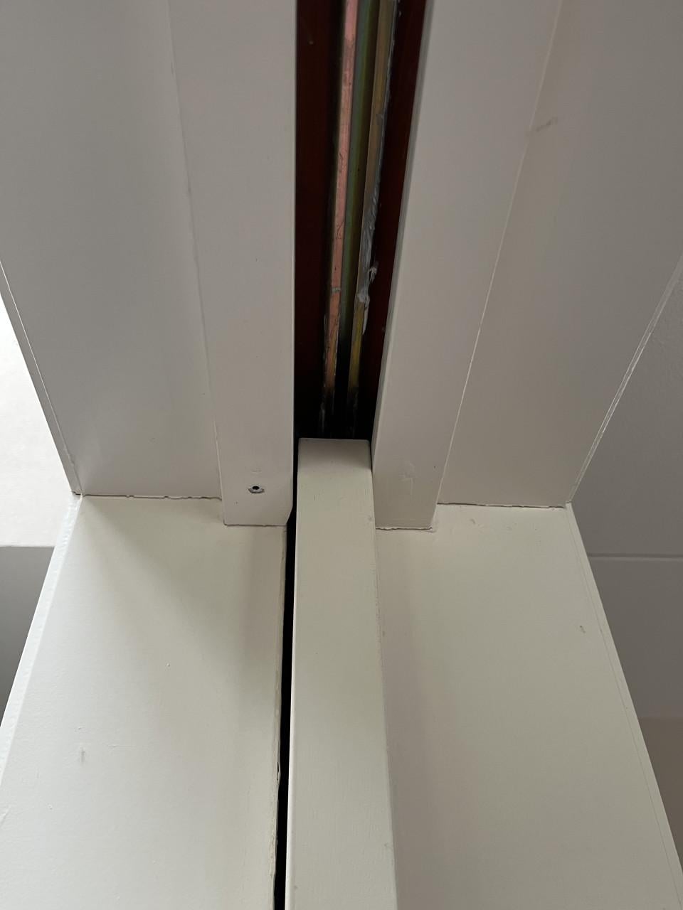 Witte schuifdeur met glaspanelen