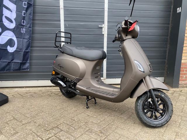 Direct leverbaar nieuwe Santini Capri Vespa scooters actie  1729 klaar