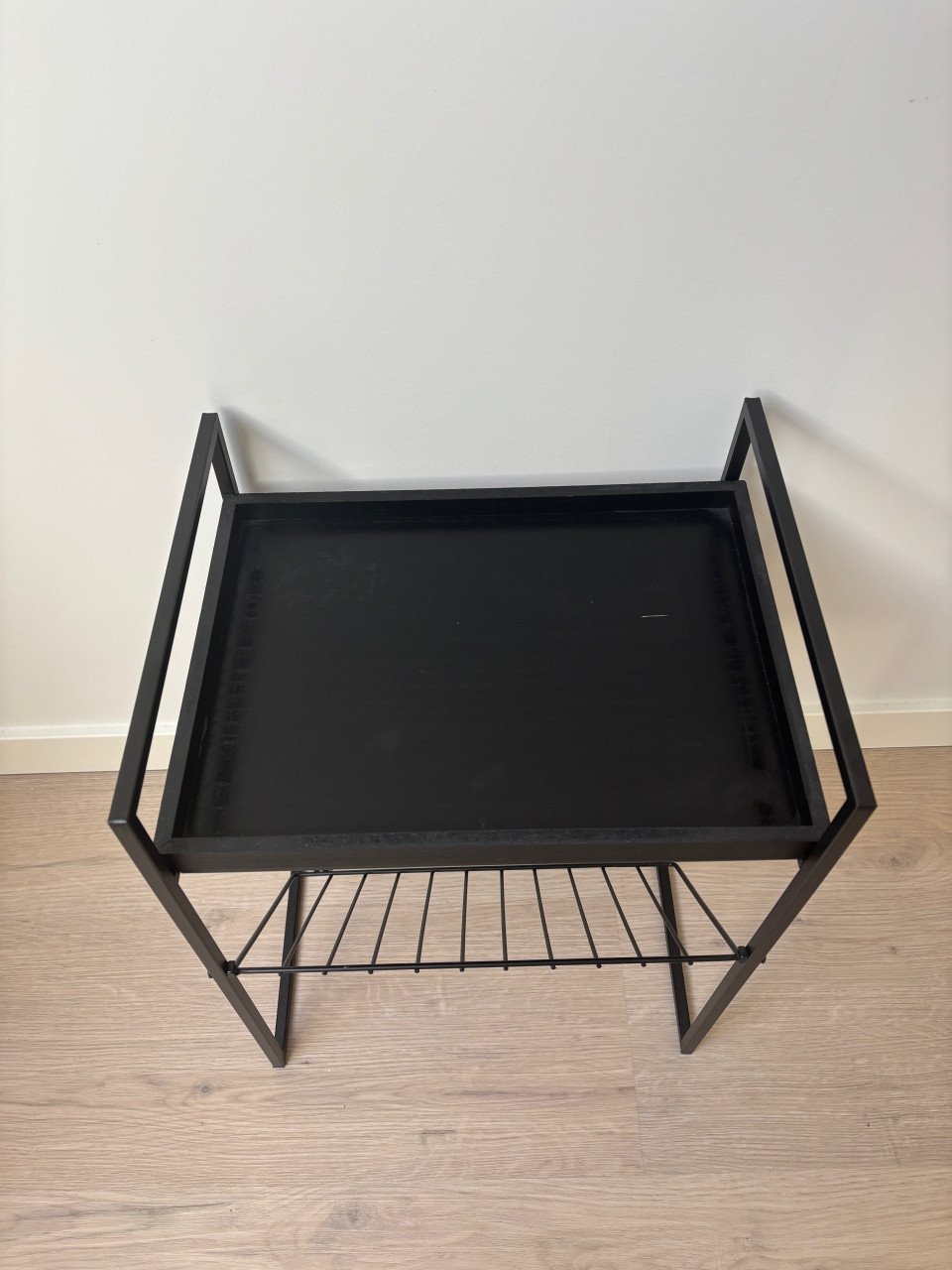Zwarte bijzet tafel met magazine/krantenbak
