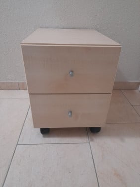 Nachtkastje 34 x 47 x 44H  ( in goede nette staat )