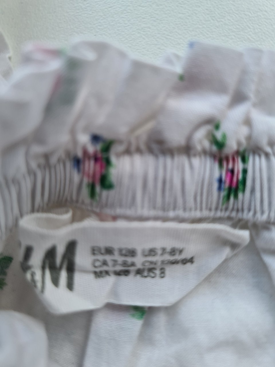Lief wit , roze bloemetjes blousje van H&M  Maat 128