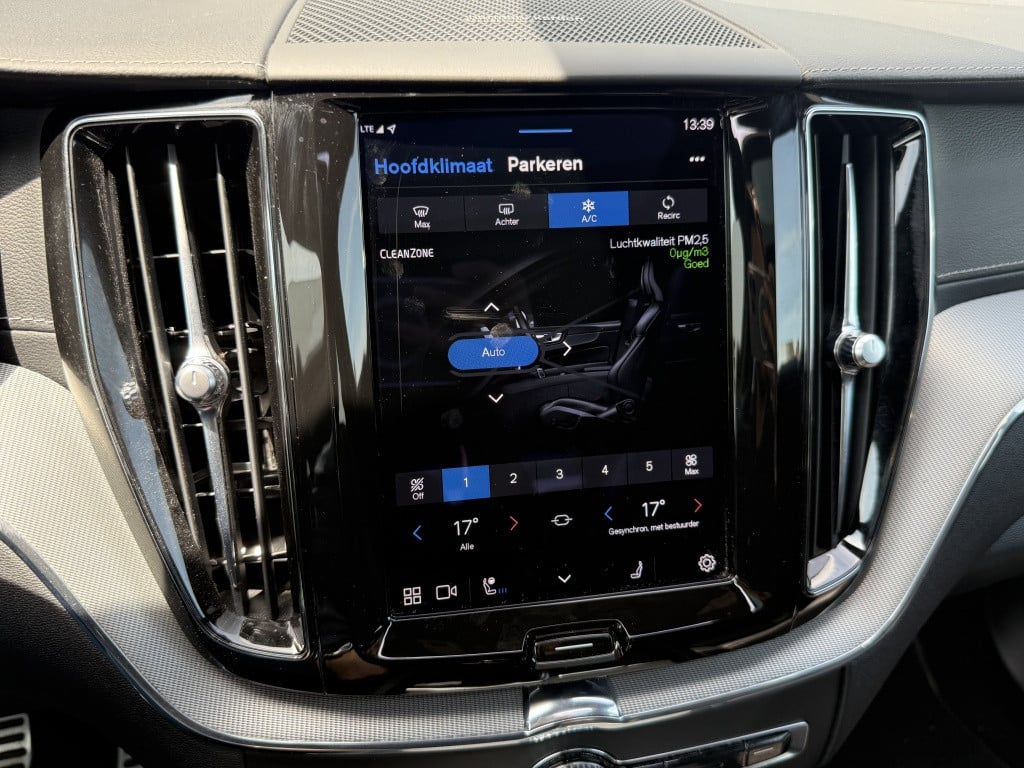 Volvo XC60 t6 340pk recharge r-design| adap.cruise| luchtvering| panodak| 2