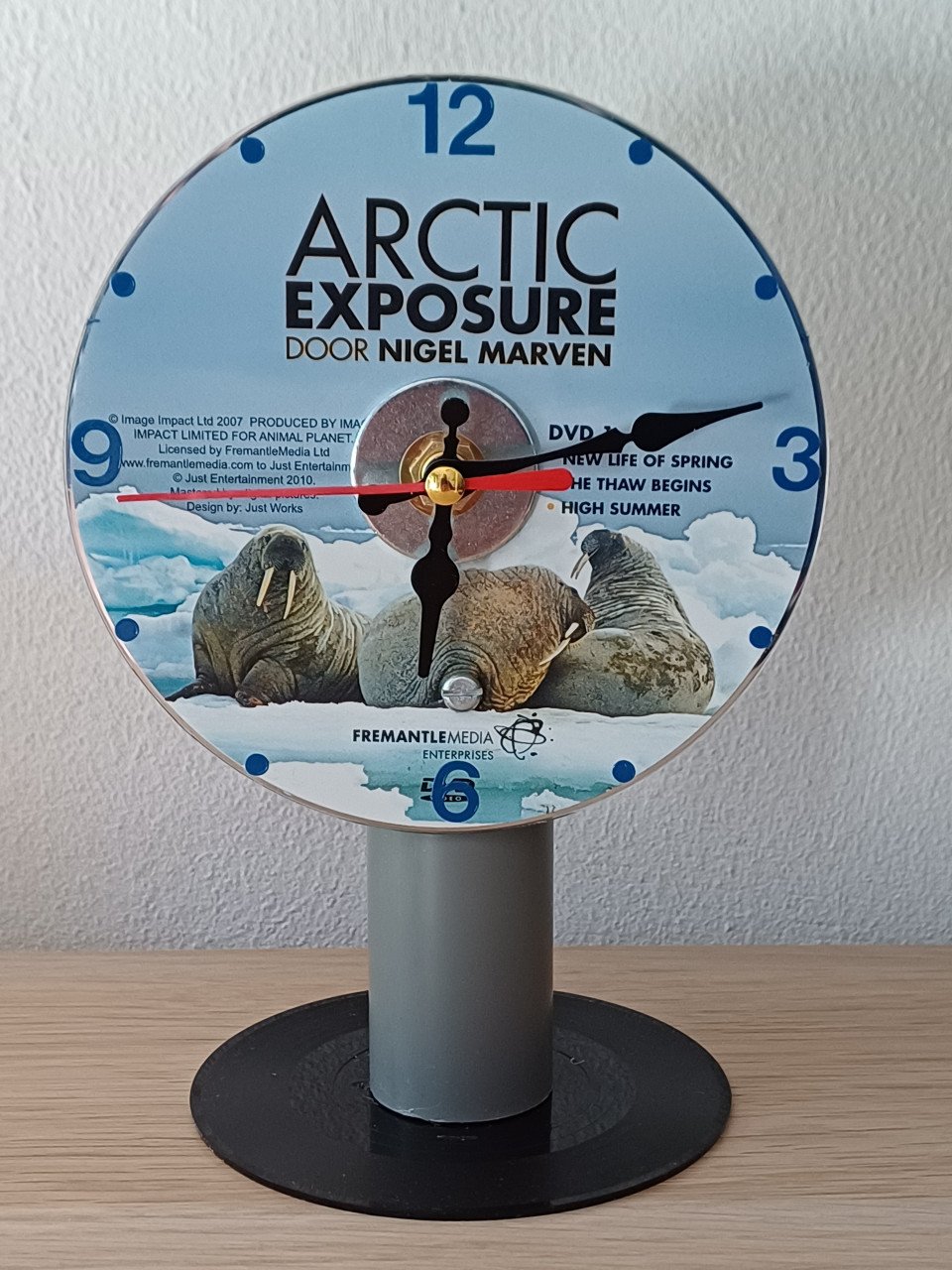 Bureau klokjes van een dvd en cd