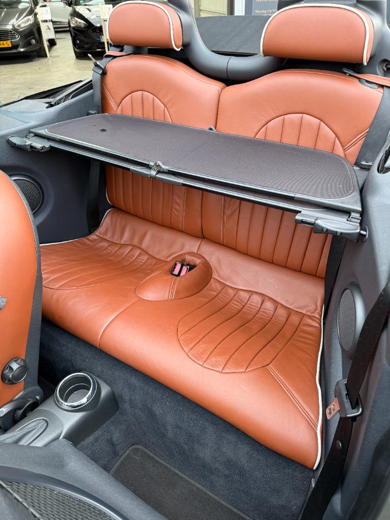 Mini Cooper Cabrio 1.6 - sidewalk