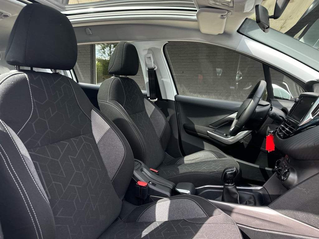 Peugeot 2008 1.2 t blue lion // panoramadak // apple carplay //