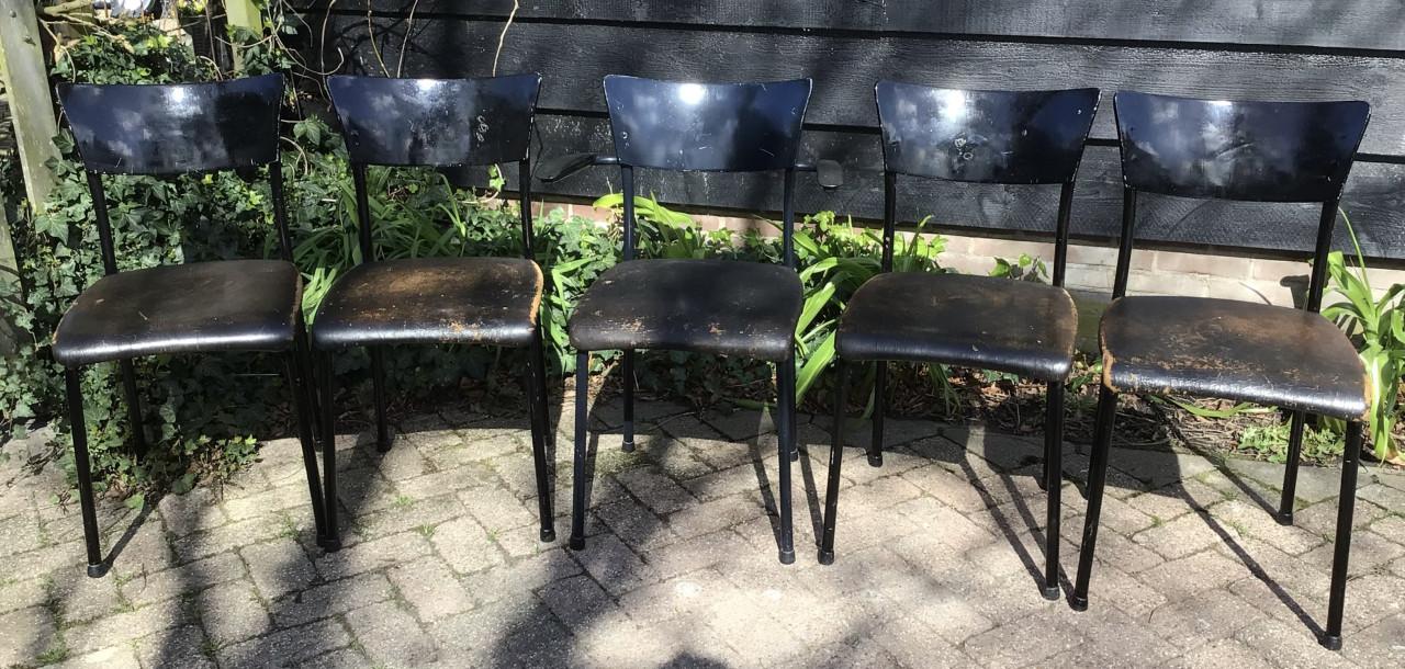 Vintage stoelen die wat liefde en zorg nodig hebben