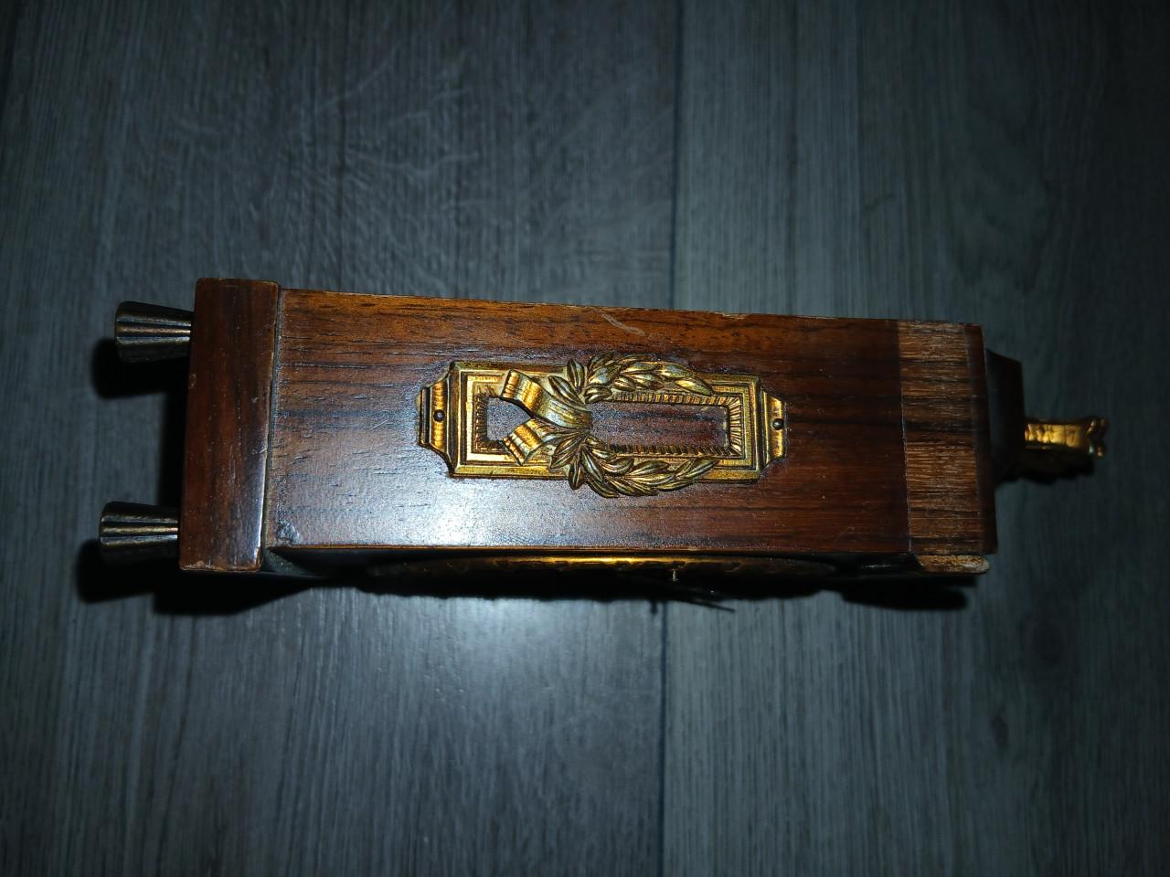 Oude houten tafelklok met Romeinse cijfers