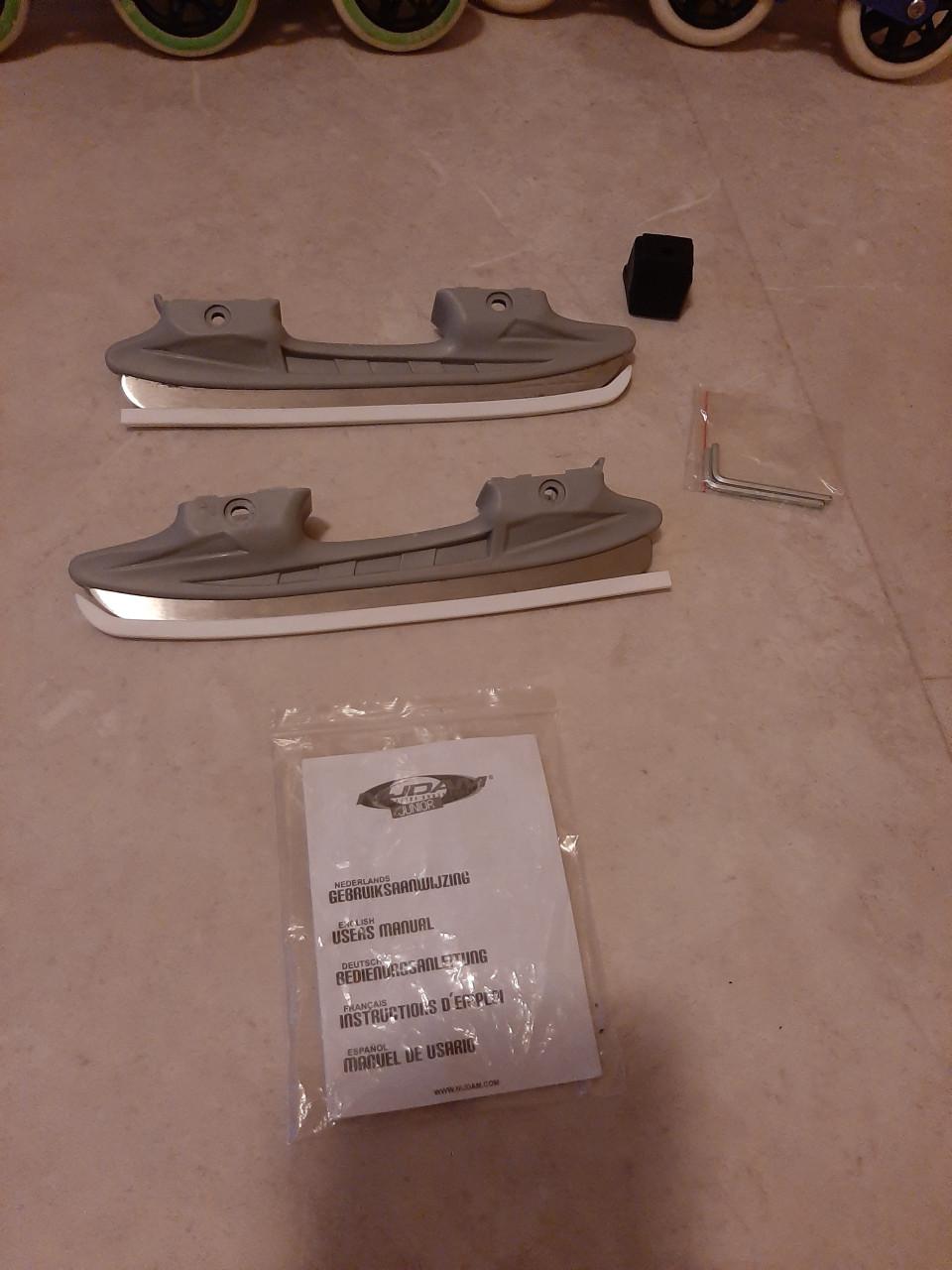 SKEELERS / SKATES - VERSTELBAAR MAAT 39 / 42