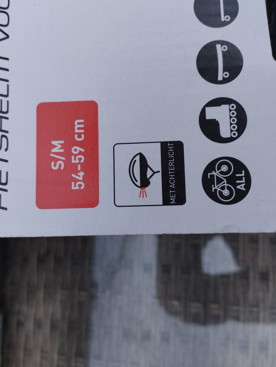 Fietshelm nieuw met achterlicht,een keer gepast